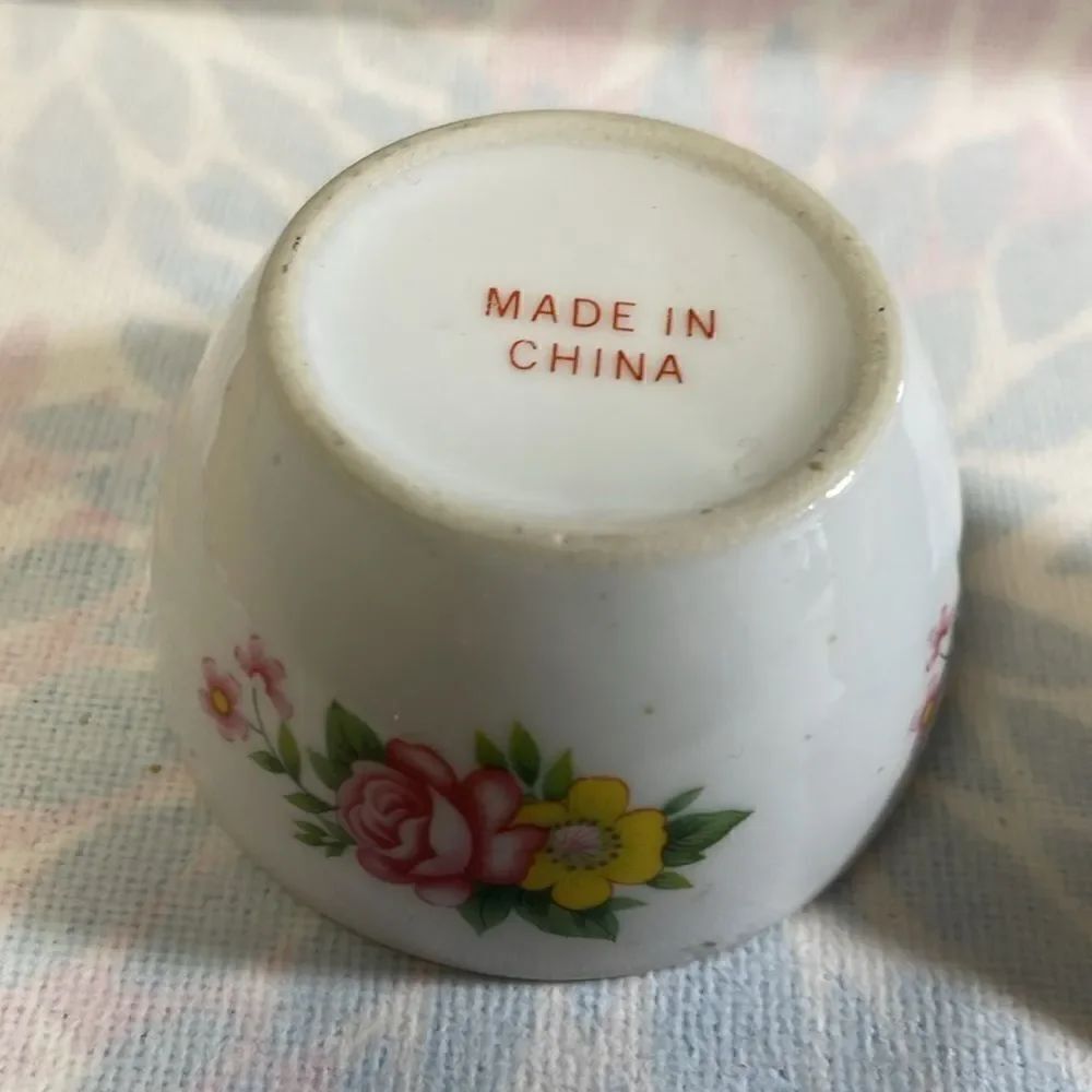 Vintage Beautiful Round Trinket Container - Picture 5 of 7